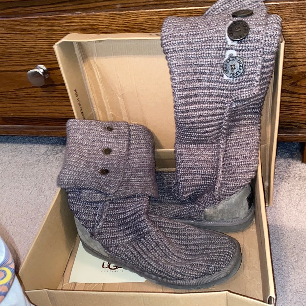 Grey knit Ugg’s
